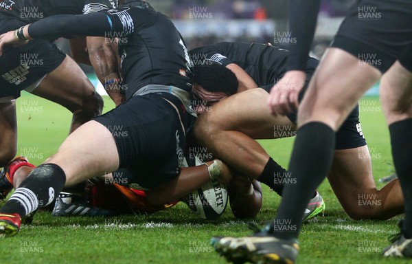 271017 - Ospreys v Dragons - Guinness PRO14 - Leon Brown of Dragons sneaks through to score a try