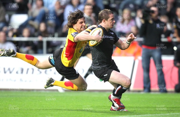 30.04.09 - Ospreys v Newport Gwent Dragons, Magners League -  Ospreys' Shane Williams beats Dragons' Alex Walker  to score try 