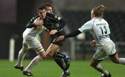 311206 - Ospreys v Newport Gwent Dragons - Magners League - Ospreys James Hook gets past Joe Bearman(L) and Paul Emerick 