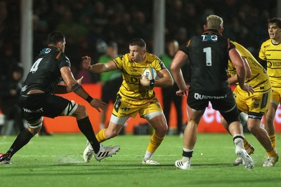 241026 - Ospreys v Dragons - United Rugby Championship - Elliot Dee of Dragons 