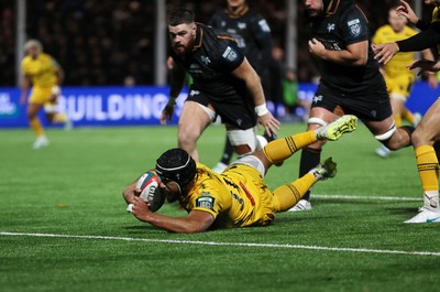 241026 - Ospreys v Dragons - United Rugby Championship - Anzelo Tuitavuki of Dragons scores a try
