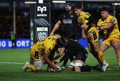 241026 - Ospreys v Dragons - United Rugby Championship - Anzelo Tuitavuki of Dragons celebrates scoring a try with team mates