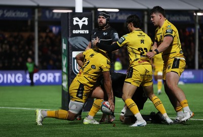 241026 - Ospreys v Dragons - United Rugby Championship - Anzelo Tuitavuki of Dragons celebrates scoring a try with team mates