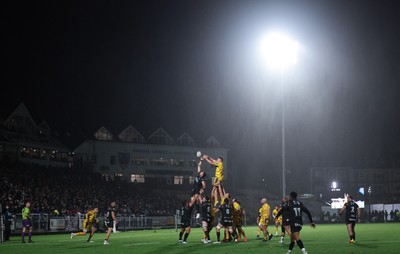 241026 Ospreys v Dragons RFC, BKT United Rugby Championship - The team contest a line out