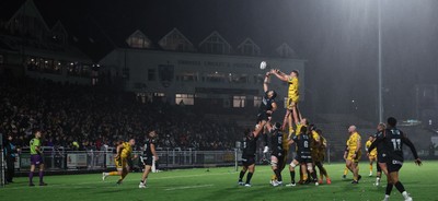241026 Ospreys v Dragons RFC, BKT United Rugby Championship - The team contest a line out