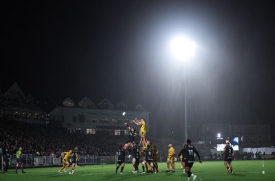 241026 Ospreys v Dragons RFC, BKT United Rugby Championship - The team contest a line out