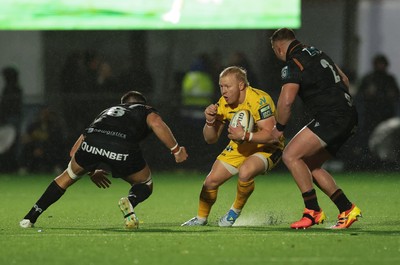 241026 Ospreys v Dragons RFC, BKT United Rugby Championship - Tinus de Beer of Dragons RFC takes on Morgan Morris of Ospreys and Sam Parry of Ospreys