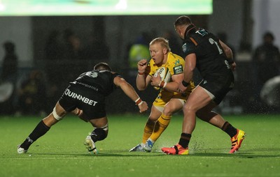 241026 Ospreys v Dragons RFC, BKT United Rugby Championship - Tinus de Beer of Dragons RFC takes on Morgan Morris of Ospreys and Sam Parry of Ospreys