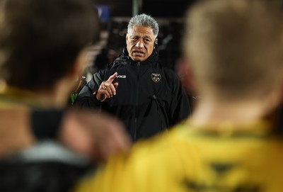 241026 Ospreys v Dragons RFC, BKT United Rugby Championship - Dragons RFC head coach Filo Tiatia speaks to the players at the end of the match