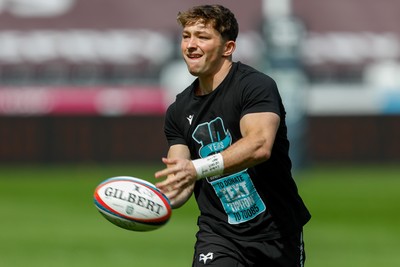 260425 - Ospreys v Dragons RFC - United Rugby Championship - Dan Edwards of Ospreys warming up before the game