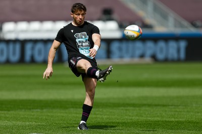 260425 - Ospreys v Dragons RFC - United Rugby Championship - Dan Edwards of Ospreys warming up before the game