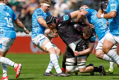 260425 - Ospreys v Dragons RFC - United Rugby Championship - Adam Beard of Ospreys is tackled by Aaron Wainwright of Dragons