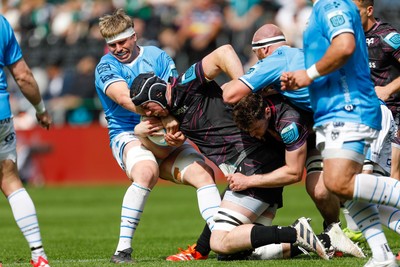 260425 - Ospreys v Dragons RFC - United Rugby Championship - Adam Beard of Ospreys is tackled by Aaron Wainwright of Dragons 