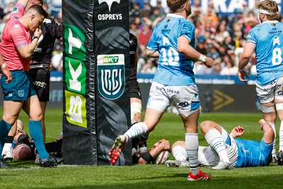 260425 - Ospreys v Dragons RFC - United Rugby Championship - Will Spencer of Ospreys Scores a Try