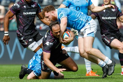 260425 - Ospreys v Dragons RFC - United Rugby Championship - Evardi Boshoff of Ospreys is tackled by Aneurin Owen of Dragons