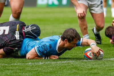 260425 - Ospreys v Dragons RFC - United Rugby Championship - Rhodri Williams of Dragons Scores a Try