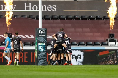 260425 - Ospreys v Dragons RFC - United Rugby Championship - Keelan Giles of Ospreys Scores a Try