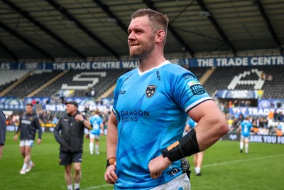 260425 - Ospreys v Dragons RFC - United Rugby Championship - Dan Lydiate of Dragons at end of his last game