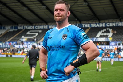 260425 - Ospreys v Dragons RFC - United Rugby Championship - Dan Lydiate of Dragons at end of his last game