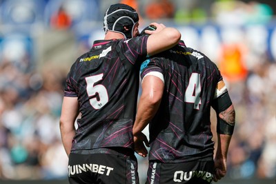 260425 - Ospreys v Dragons RFC - United Rugby Championship - Adam Beard of Ospreys and Will Spencer of Ospreys