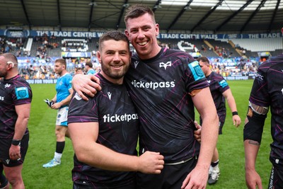 260425 - Ospreys v Dragons RFC - United Rugby Championship - Adam Beard of Ospreys and Tom Botha of Ospreys