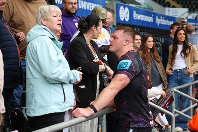 260425 - Ospreys v Dragons RFC - United Rugby Championship - Ospreys players with fans after game