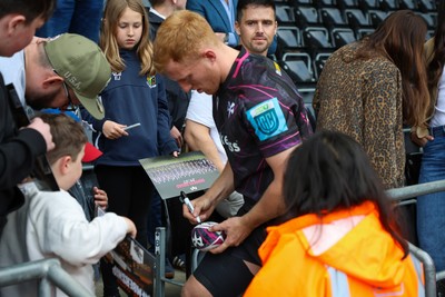 260425 - Ospreys v Dragons RFC - United Rugby Championship - Ospreys players with fans after game