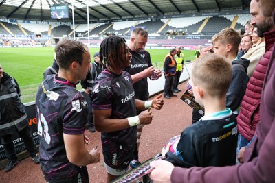 260425 - Ospreys v Dragons RFC - United Rugby Championship - Ospreys players with fans after game
