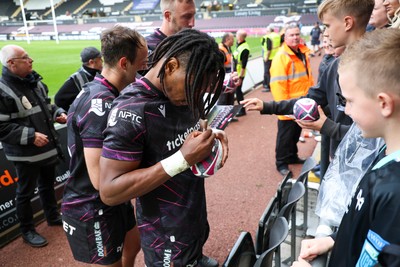 260425 - Ospreys v Dragons RFC - United Rugby Championship - Ospreys players with fans after game