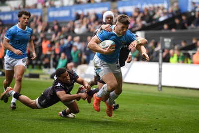 260425 - Ospreys v Dragons RFC - United Rugby Championship - Harry Rees-Weldon of Dragons runs in to score a try