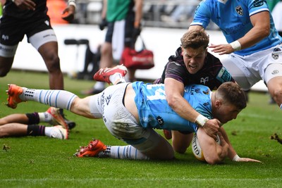 260425 - Ospreys v Dragons RFC - United Rugby Championship - Harry Rees-Weldon of Dragons scores the first try of the game