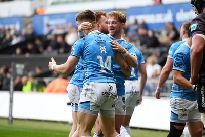 260425 - Ospreys v Dragons RFC - United Rugby Championship - Harry Rees-Weldon of Dragons celebrates scoring a try with team mates