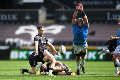 260425 - Ospreys v Dragons RFC - United Rugby Championship - Kieron Hardy of Ospreys has his kick blocked by Dan Lydiate of Dragons