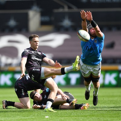 260425 - Ospreys v Dragons RFC - United Rugby Championship - Kieron Hardy of Ospreys has his kick blocked by Dan Lydiate of Dragons