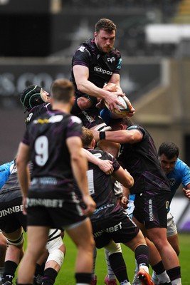 260425 - Ospreys v Dragons RFC - United Rugby Championship - James Ratti of Ospreys wins the line-out