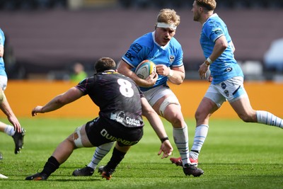260425 - Ospreys v Dragons RFC - United Rugby Championship - Aaron Wainwright of Dragons is challenged by Morgan Morse of Ospreys