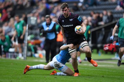 260425 - Ospreys v Dragons RFC - United Rugby Championship - James Ratti of Ospreys is challenged by Harry Rees-Weldon of Dragons