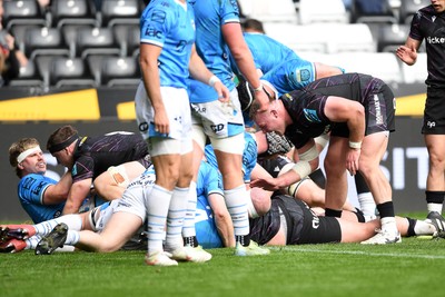 260425 - Ospreys v Dragons RFC - United Rugby Championship - Ben Warren of Ospreys scores a try
