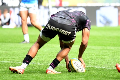 260425 - Ospreys v Dragons RFC - United Rugby Championship - Keelan Giles of Ospreys scores a try