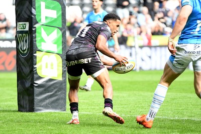 260425 - Ospreys v Dragons RFC - United Rugby Championship - Keelan Giles of Ospreys scores a try