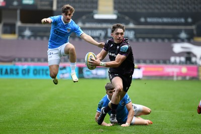 260425 - Ospreys v Dragons RFC - United Rugby Championship - Dan Edwards of Ospreys runs in to score a try