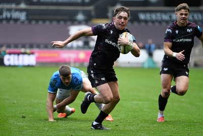 260425 - Ospreys v Dragons RFC - United Rugby Championship - Dan Edwards of Ospreys runs in to score a try