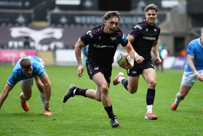 260425 - Ospreys v Dragons RFC - United Rugby Championship - Dan Edwards of Ospreys runs in to score a try