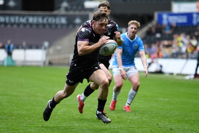 260425 - Ospreys v Dragons RFC - United Rugby Championship - Dan Edwards of Ospreys runs in to score a try