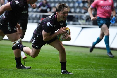 260425 - Ospreys v Dragons RFC - United Rugby Championship - Dan Edwards of Ospreys runs in to score a try
