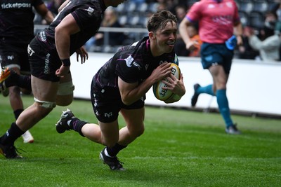 260425 - Ospreys v Dragons RFC - United Rugby Championship - Dan Edwards of Ospreys scores a try