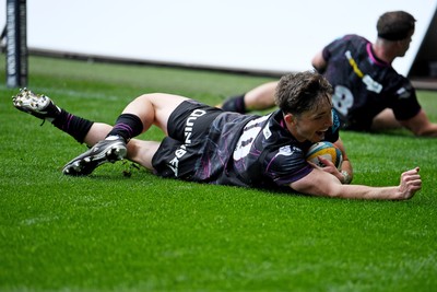 260425 - Ospreys v Dragons RFC - United Rugby Championship - Dan Edwards of Ospreys scores a try