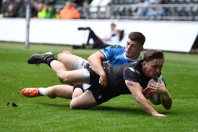 260425 - Ospreys v Dragons RFC - United Rugby Championship - Dan Edwards of Ospreys scores a try