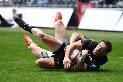 260425 - Ospreys v Dragons RFC - United Rugby Championship - Dan Edwards of Ospreys scores a try