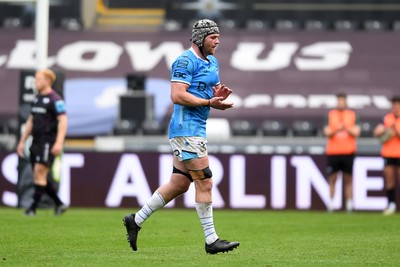 260425 - Ospreys v Dragons RFC - United Rugby Championship - Dan Lydiate of Dragons leaves the field after playing his last game for the Dragons
